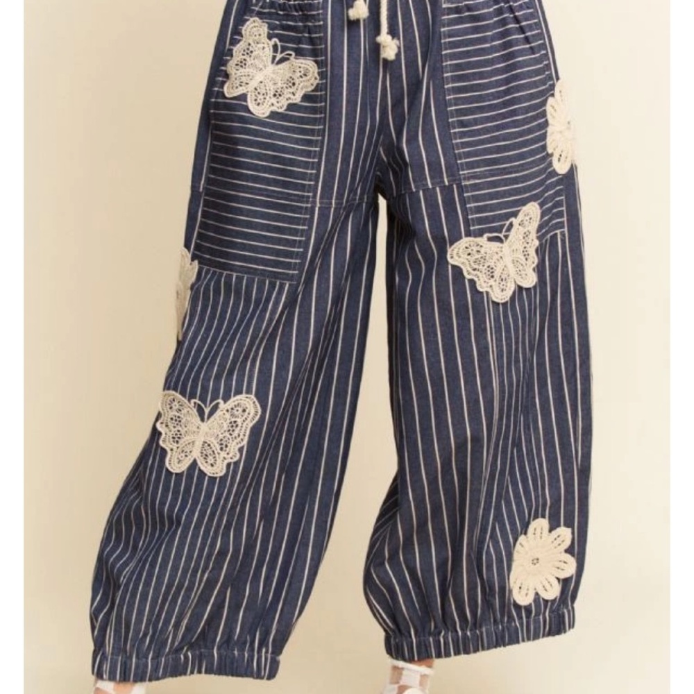DAVI & DANI Navy Striped Embroidered Butterfly Crop Pants